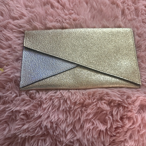 Golden clutch from Estée Lauder Party Shimmer Set - Picture 2 of 6
